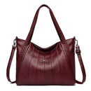 Bolsa de couro burgundy com painéis acolchoados e alças ajustáveis