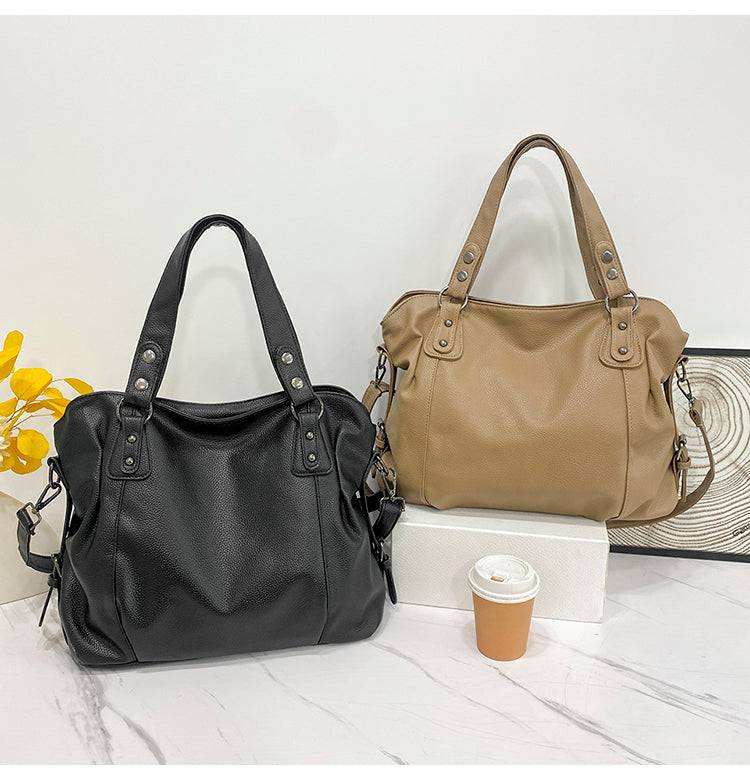 Duas Bolsas Femininas de Couro Horizon, preta e caramelo. Design espaçoso, textura de couro e ferragens prateadas. Expostas lado a lado.
