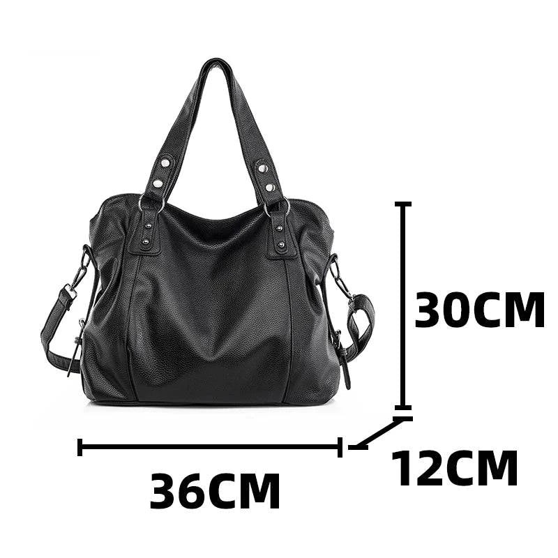 Bolsa Feminina de Couro Horizon preta. Dimensões: 36x30x12cm. Design espaçoso e maleável, com alças duplas. Prática e moderna.