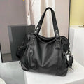 Bolsa Feminina de Couro Horizon preta. Design espaçoso e maleável, com textura de couro e ferragens prateadas. Prática e moderna.