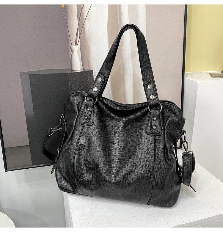 Bolsa Feminina de Couro Horizon preta. Design espaçoso e maleável, com textura de couro e ferragens prateadas. Prática e moderna.