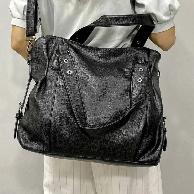 Bolsa Feminina de Couro Horizon preta. Design espaçoso e maleável, com textura de couro. Ideal para o dia a dia e looks versáteis.