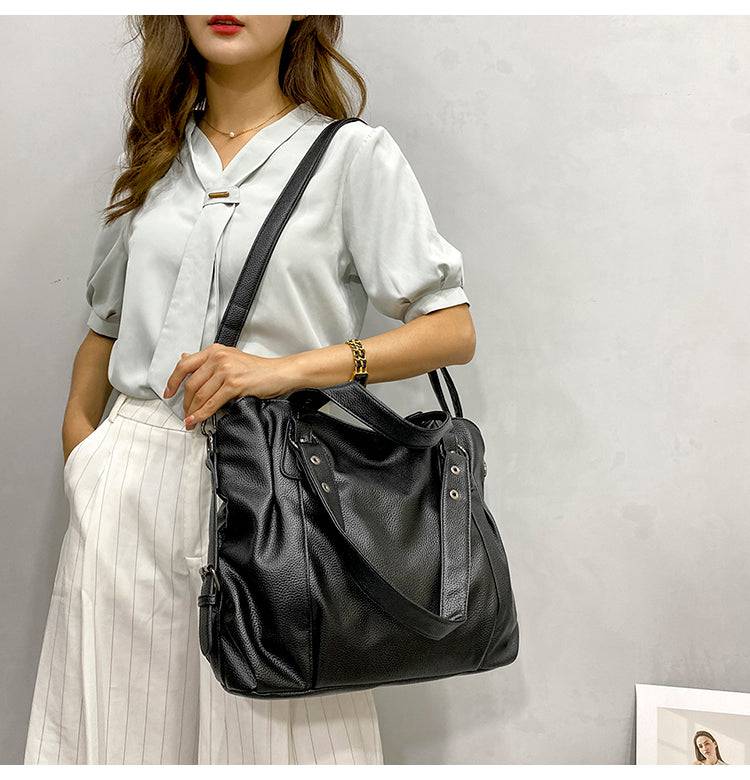 Bolsa Feminina de Couro Horizon preta. Design espaçoso e maleável, com textura de couro. Ideal para o dia a dia e versátil em looks casuais.