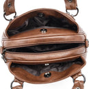 Bolsa de couro marrom aberta mostrando forro, bolso com zíper e fechamentos magnéticos