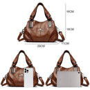 Bolsa de couro marrom com alça dupla e alça transversal removível, comparação de tamanho com telefone e tablet