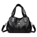 Bolsa feminina de couro preto com alça dupla e detalhes metálicos