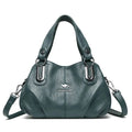 Bolsa feminina de couro legítimo verde escuro com alça dupla e detalhes metálicos prateados, ideal para compor looks elegantes e sofisticados.