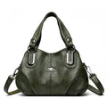 Bolsa feminina de couro legítimo verde com alça dupla, acabamento sofisticado e detalhes em metal prateado. Ideal para looks casuais e elegantes.