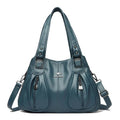 Bolsa Feminina Couro Legítimo Luxe Essence azul petróleo, com bolsos frontais e ferragens prateadas. Alças duplas e transversal. Elegante e funcional.