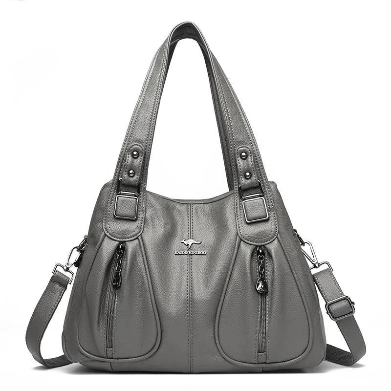 Bolsa Feminina Couro Legítimo Luxe Essence cinza, com bolsos frontais e ferragens prateadas. Alças duplas e transversal. Elegante e funcional.