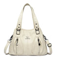 Bolsa Feminina Couro Legítimo Luxe Essence off-white, com bolsos frontais e ferragens prateadas. Alças duplas e transversal. Elegante e funcional.