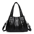 Bolsa Feminina Couro Legítimo Luxe Essence preta, com bolsos frontais e ferragens prateadas. Alças duplas e transversal. Elegante e funcional.