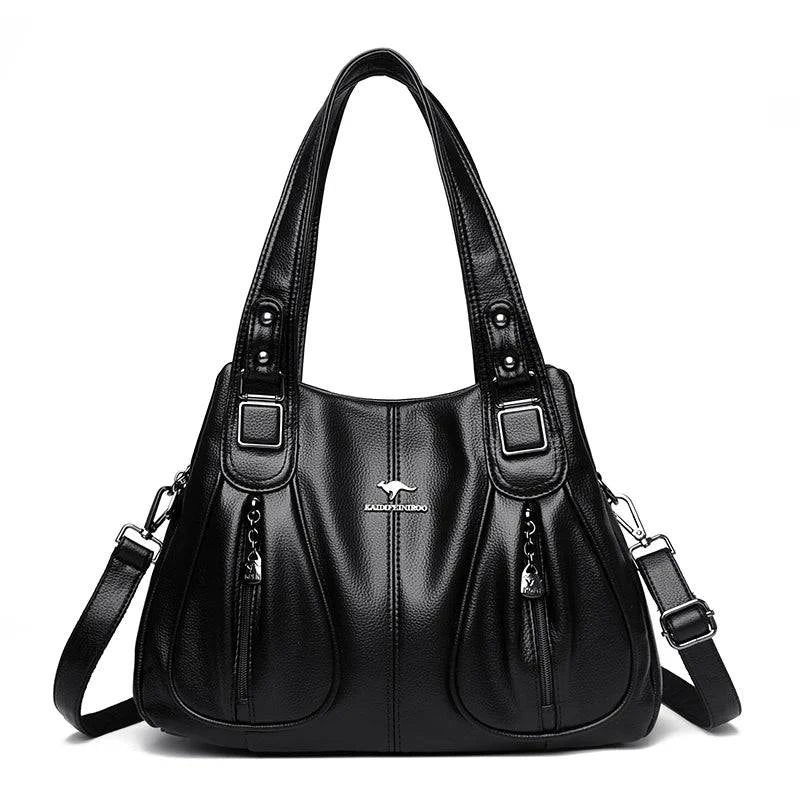 Bolsa Feminina Couro Legítimo Luxe Essence preta, com bolsos frontais e ferragens prateadas. Alças duplas e transversal. Elegante e funcional.