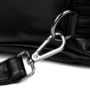 Bolsa de couro preto com detalhe de fecho metálico prateado na alça