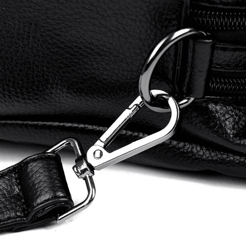 Bolsa Feminina Couro Legítimo Luxe Essence preta. Detalhe da ferragem metálica prateada da alça, evidenciando a qualidade e design. Couro texturizado.