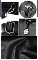 Bolsa de couro com fechos prateados, charm de zíper e detalhe de textura do couro