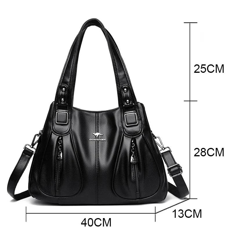 Bolsa Feminina Couro Legítimo Luxe Essence preta. Dimensões: 40x28x13cm. Couro macio, bolsos frontais e alças duplas. Espaçosa e funcional.