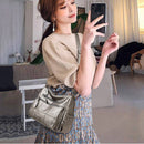 Mulher com bolsa feminina de couro cinza em estilo selfie com smartphone