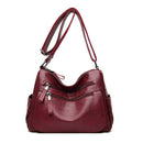Bolsa feminina vinho de couro com alça transversal ajustável e bolsos com zíper