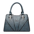 Bolsa Feminina de Couro Monarque azul-marinho. Couro texturizado com detalhes brilhantes. Alças de mão, logo metálico. Elegante e moderna.