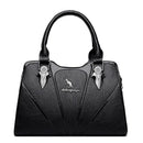 Bolsa feminina de couro preta texturizado com alças duplas e detalhes metálicos