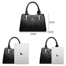 Bolsa Monarque preta estruturada com alças duplas e detalhes em metal prateado, exibida com dimensões 33x22x14cm