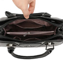 Bolsa preta aberta mostrando interior com compartimento com zíper e forro marrom