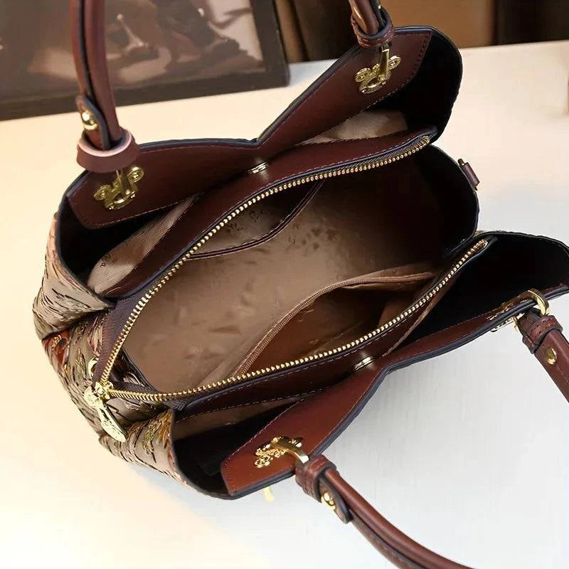 Bolsa Feminina de Couro Puro Luxo com estampa floral. Interior espaçoso, múltiplos compartimentos e zíperes. Organização e praticidade.