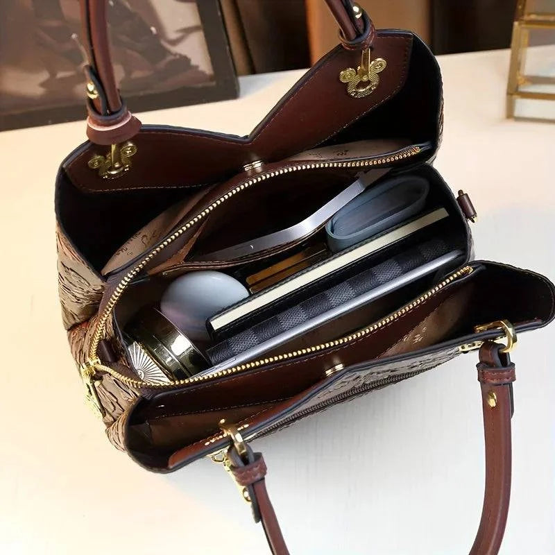 Bolsa Feminina de Couro Puro Luxo com estampa floral. Interior espaçoso, múltiplos compartimentos e zíperes. Organização e praticidade.