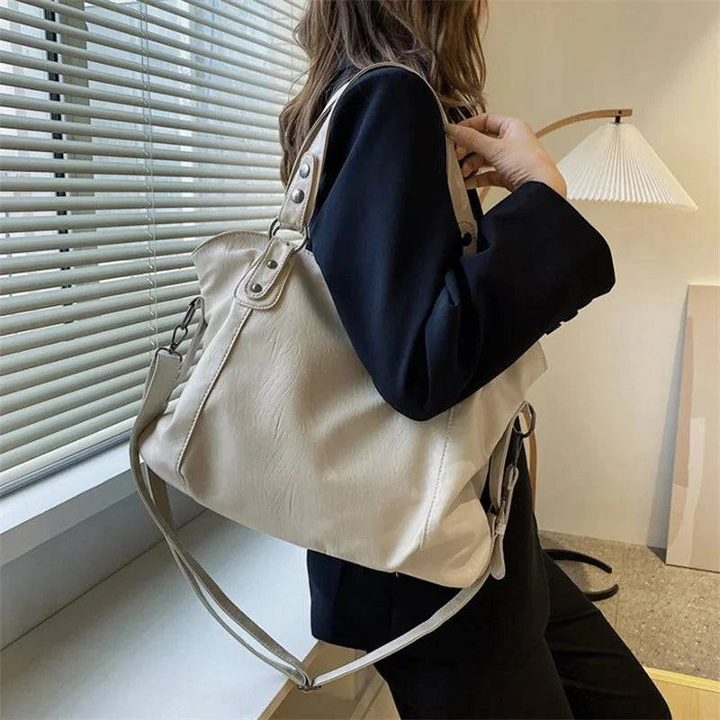 Bolsa Feminina Couro Sintético Casual Tote bege, design maleável e espaçoso. Elegante e versátil para o dia a dia.