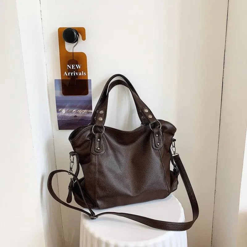 Bolsa Feminina Couro Sintético Casual Tote marrom-escuro, design maleável e espaçoso. Ideal para o dia a dia e versátil.