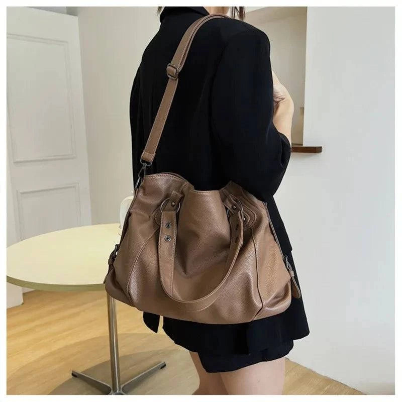 Bolsa Feminina Couro Sintético Casual Tote marrom, design maleável e espaçoso. Perfeita para looks do dia a dia.