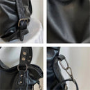 Bolsa tote de couro sintético preto com detalhes de ferragens metálicas e fivela