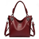 Bolsa tote feminina de couro bordô com alças duplas e detalhes em metal