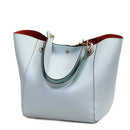 Bolsa tote de couro azul-claro com alças duplas e interior marrom