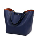 Bolsa tote feminina azul-marinho de couro com alças duplas e detalhes em marrom