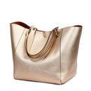 Bolsa tote feminina metalizada em dourado com alças em couro marrom