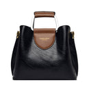 Bolsa feminina preta com detalhe marrom, alça metálica e textura texturizada