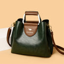 Bolsa feminina verde-escuro com detalhe marrom, alça de mão e alça de ombro ajustável