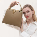 Bolsa bege com alças e detalhe dourado em V