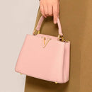 Bolsa rosa claro com fecho em V dourado e alças combinadas