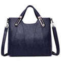 Bolsa Feminina Estruturada Transversal azul-marinho, couro sintético texturizado. Alças de mão com ferragens metálicas e alça removível. Elegante e versátil.