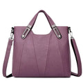 Bolsa Feminina Estruturada Transversal lilás, couro sintético texturizado. Alças de mão com ferragens metálicas e alça removível. Elegante e versátil.