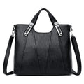 Bolsa Feminina Estruturada Transversal preta, couro sintético texturizado. Alças de mão com ferragens metálicas e alça removível. Elegante e versátil.