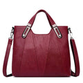 Bolsa Feminina Estruturada Transversal vinho, couro sintético texturizado. Alças de mão com ferragens metálicas e alça removível. Elegante e versátil.