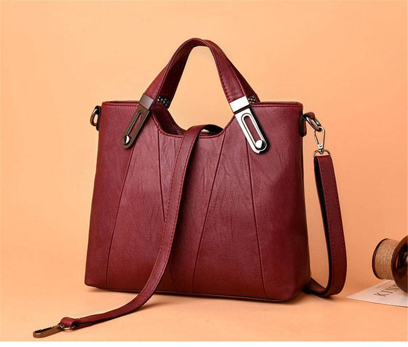 Bolsa Feminina Estruturada Transversal vinho, couro sintético texturizado. Alças de mão com ferragens metálicas e alça removível. Elegante e versátil.