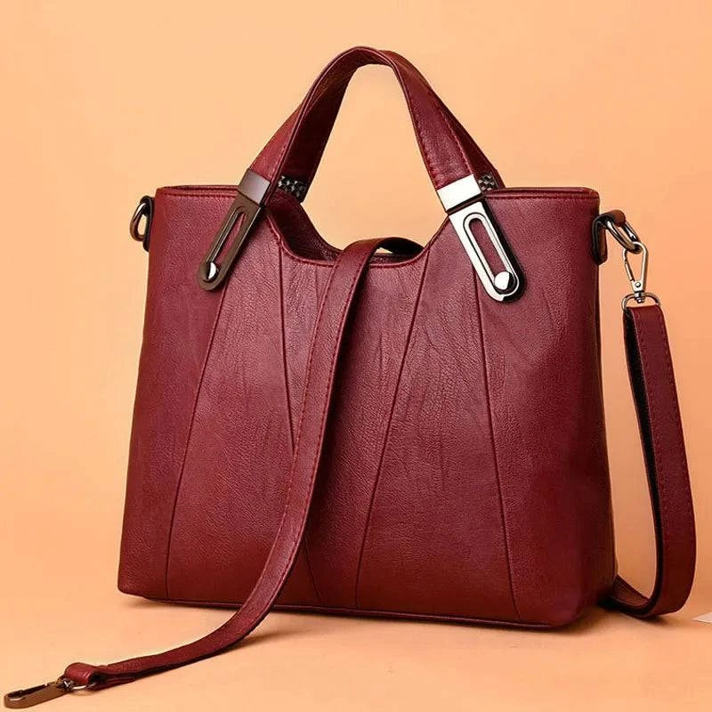Bolsa Feminina Estruturada Transversal vinho, couro sintético texturizado. Alças de mão com ferragens metálicas e alça removível. Elegante e versátil.