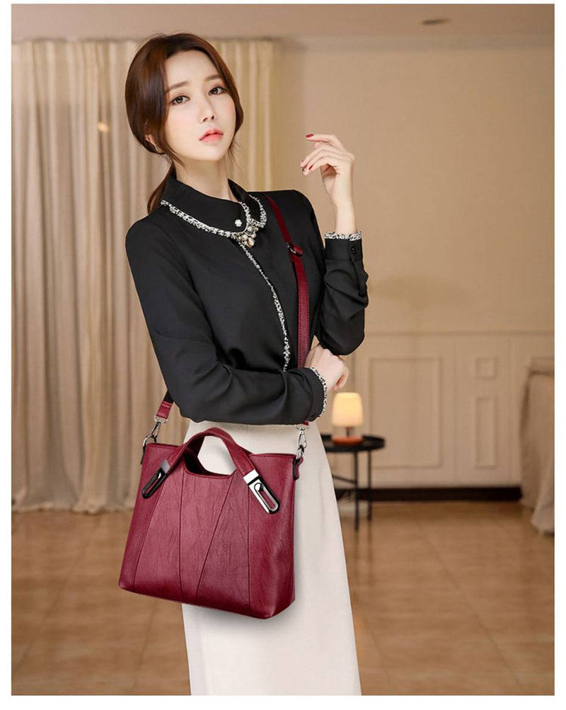 Bolsa Feminina Estruturada Transversal vinho, couro sintético. Alça ajustável, ferragens metálicas. Elegante para looks sociais e de trabalho.