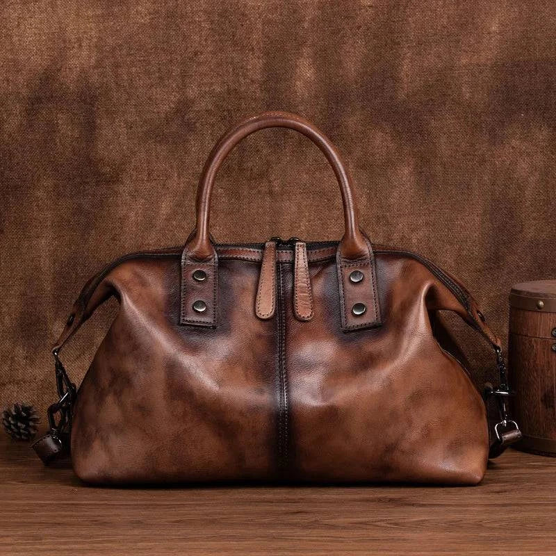 Bolsa Feminina Estruturada Legítimo Donna marrom, couro vintage, zíperes frontais. Design espaçoso e elegante.