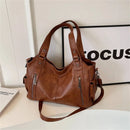 Bolsa hobo de couro marrom com alças e bolsos com zíper frontal